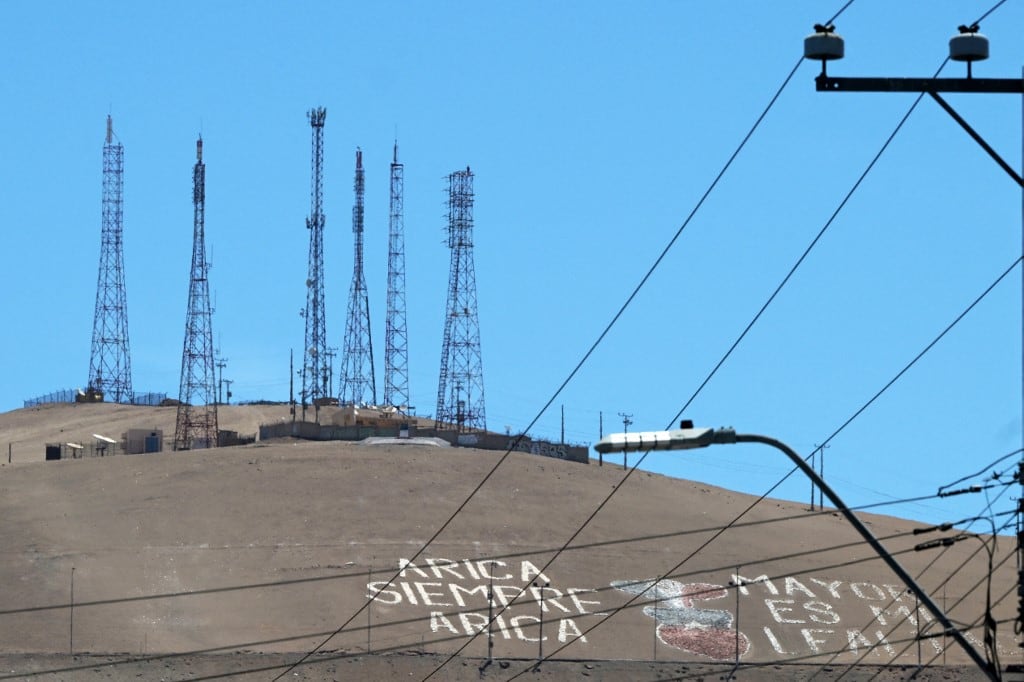 Vista de un cartel que dice "Arica siempre Arica, más grande es mi lealtad" en Arica, Chile, en la frontera con Perú, el 30 de noviembre de 2025. (Foto de RODRIGO ARANGUA / AFP)