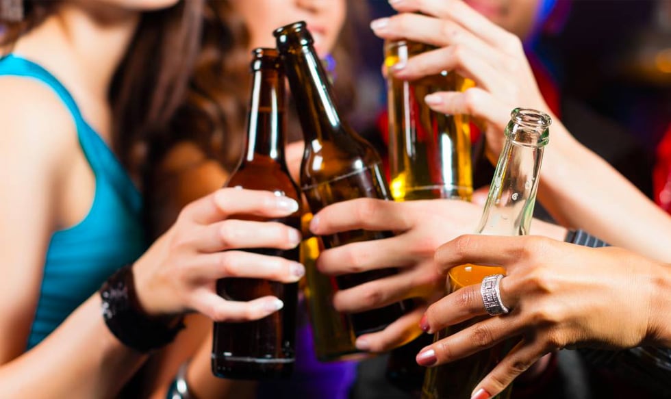 La concurrencia en estado de embriaguez o bajo la influencia de drogas o sustancias estupefacientes, como falta grave sancionable con el despido, prevé dos supuestos.