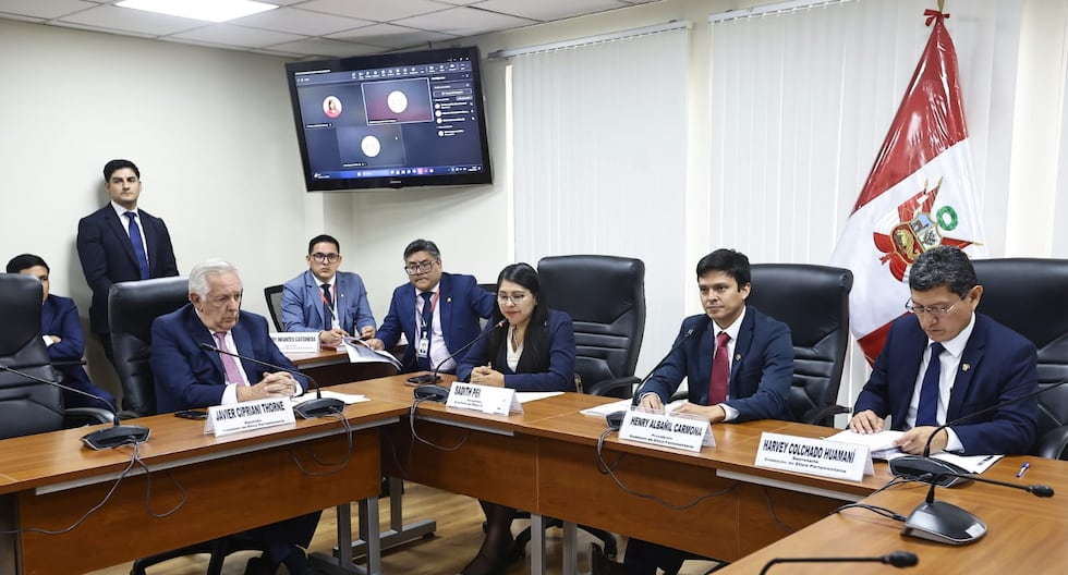 Comisión de Ética aprobó iniciar invertigación a tres diputados