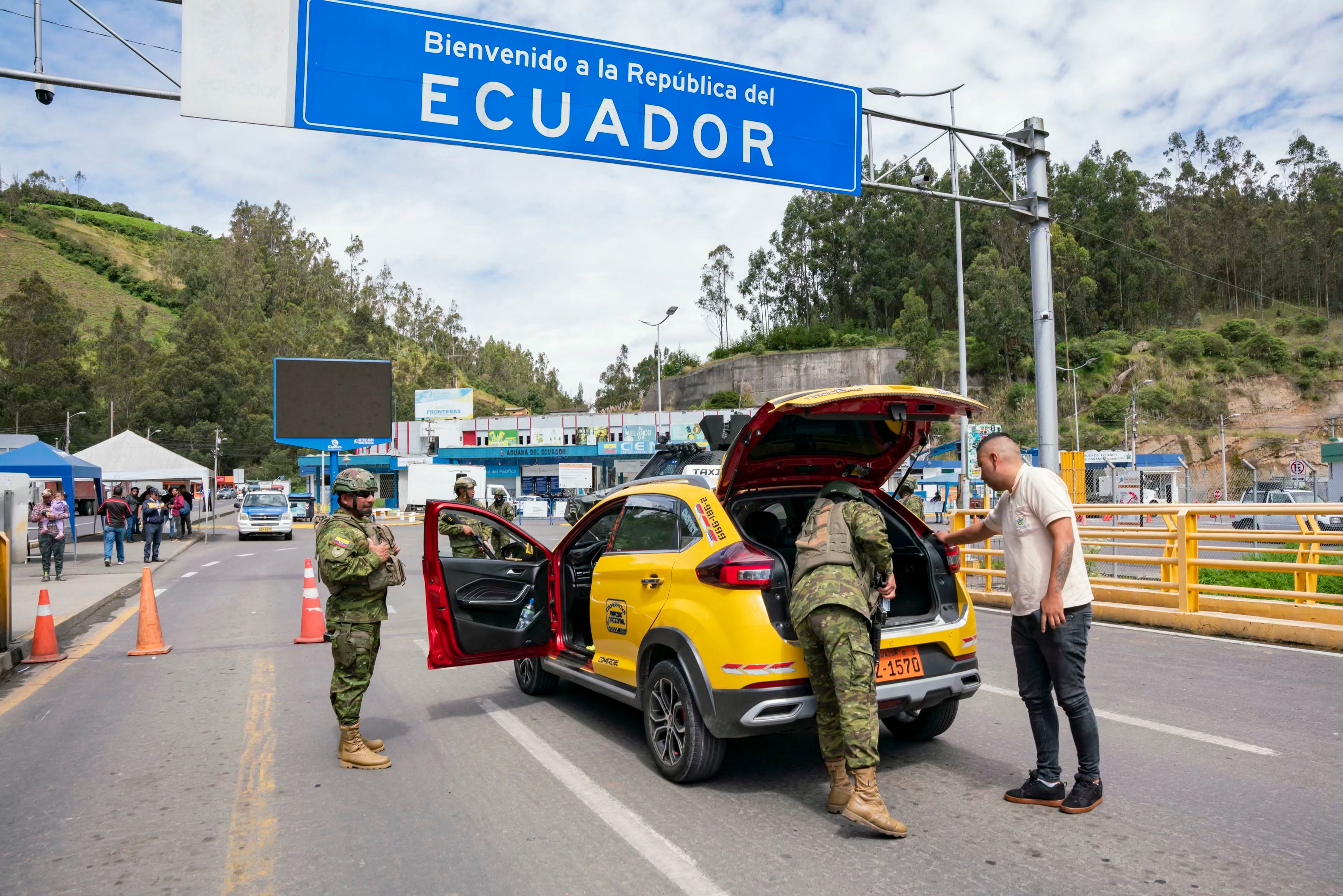 El tránsito en el puente internacional Aguas Verdes-Huaquillas se mantiene sin cambios, informó la Cancillería. Foto: Referencial / Reicarmyr CANIZARES / AFP