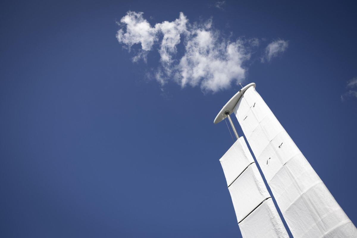 Imagen de la cima de las "Oceanwings" del Energy Observer, unas alas de 12 metros de envergadura totalmente automatizadas, que permiten aumentar la velocidad de navegación, reducir el consumo o dedicar los motores a la producción de hidrógeno. (Foto: AFP)