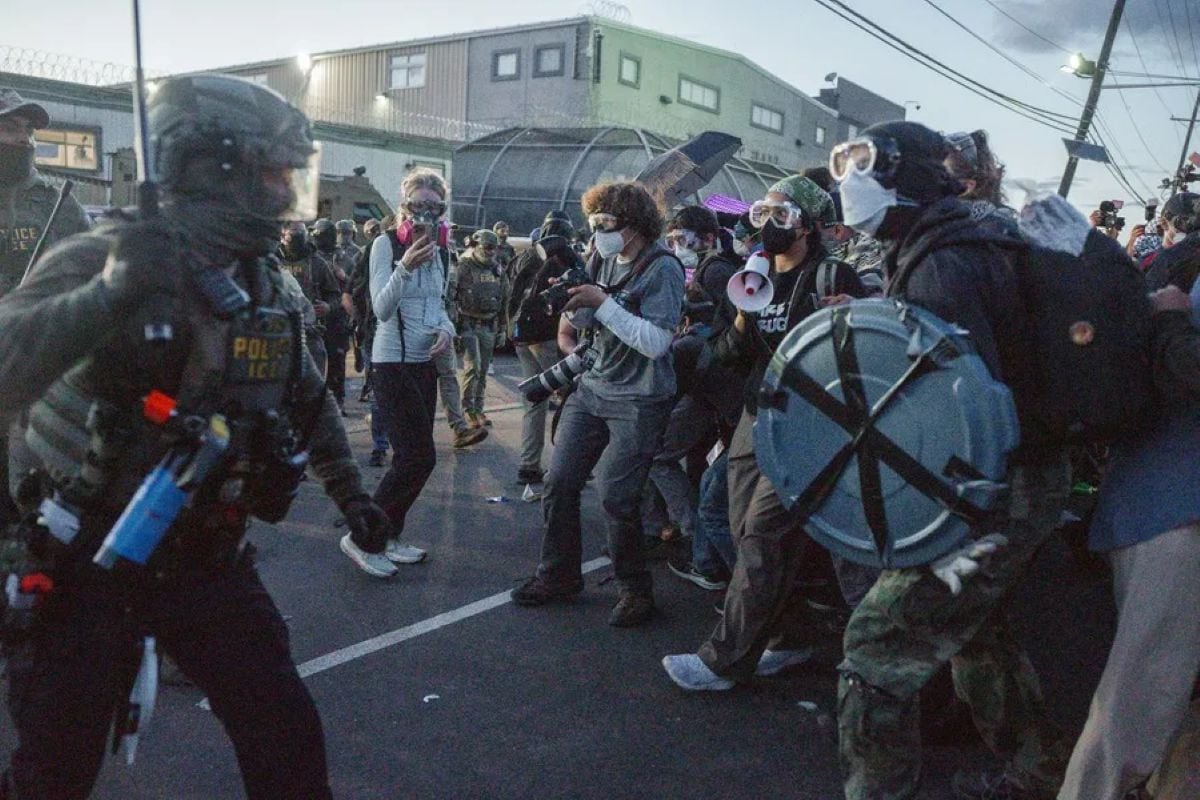 Soto salió del centro de detención de Elizabeth con un grillete electrónico y acompañado por familiares, activistas y representantes políticos. Foto: EFE.