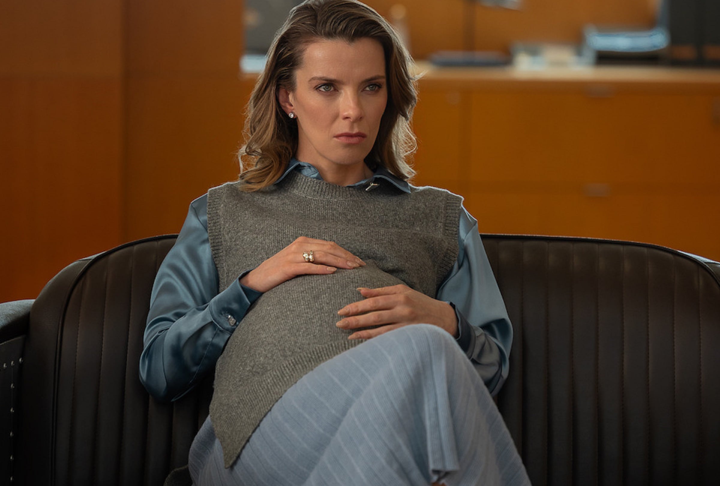 Betty Gilpin se encarga de interpretar a Sydney, amiga de la protagonista de la comedia romántica "Turbulencia en la oficina" (Foto: Netflix)