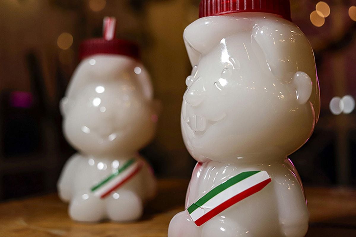 El vaso es una caricatura del gobernante con ojos pequeños, nariz distintiva, orejas diminutas y una cara sonriente que hace referencia a los dientes del mandatario. (Foto: EFE)