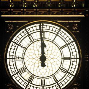 Fue montando en una torre con estilo gótico victoriano y se cree que recibe el nombre en honor al primero encargado de la construcción, Benjamin Hill. La torre cuenta con 96.3 metros de altura y un peso aproximado de 8.8 toneladas. El mecanismo del reloj fue completado en el año 1854, pero la torre no fue completamente construida sino hasta el 7 de septiembre de 1859. Las cuatro laterales del reloj y sus esferas fueron diseñadas por Augustus Pugin.