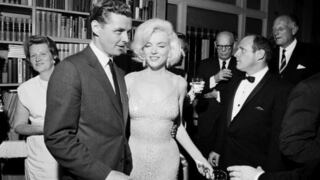 Subastan vestido con el que Marilyn Monroe le cantó "cumpleaños feliz" a John F. Kennedy