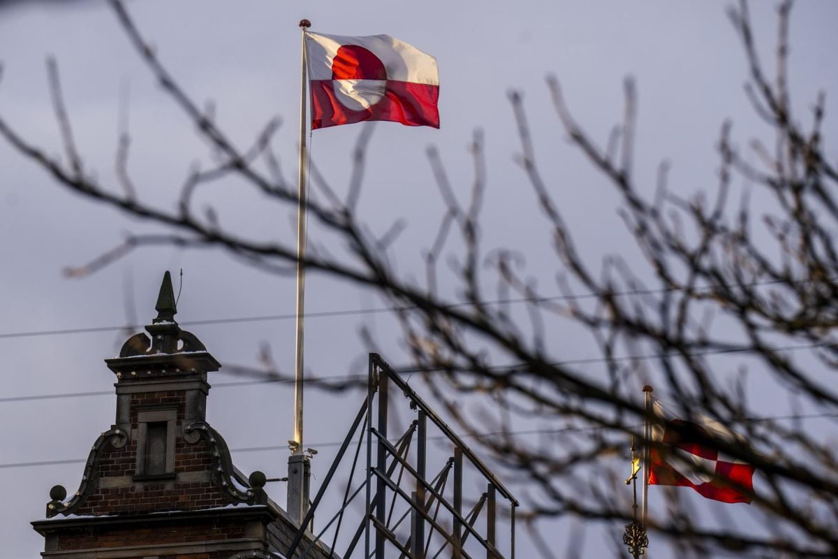 La bandera groenlandesa Erfalasorput ondea en el castillo de Tivoli, en Tivoli, Copenhague, Dinamarca, el 8 de enero de 2026. Foto: EFE/EPA/Ida Marie Odgaard send2net