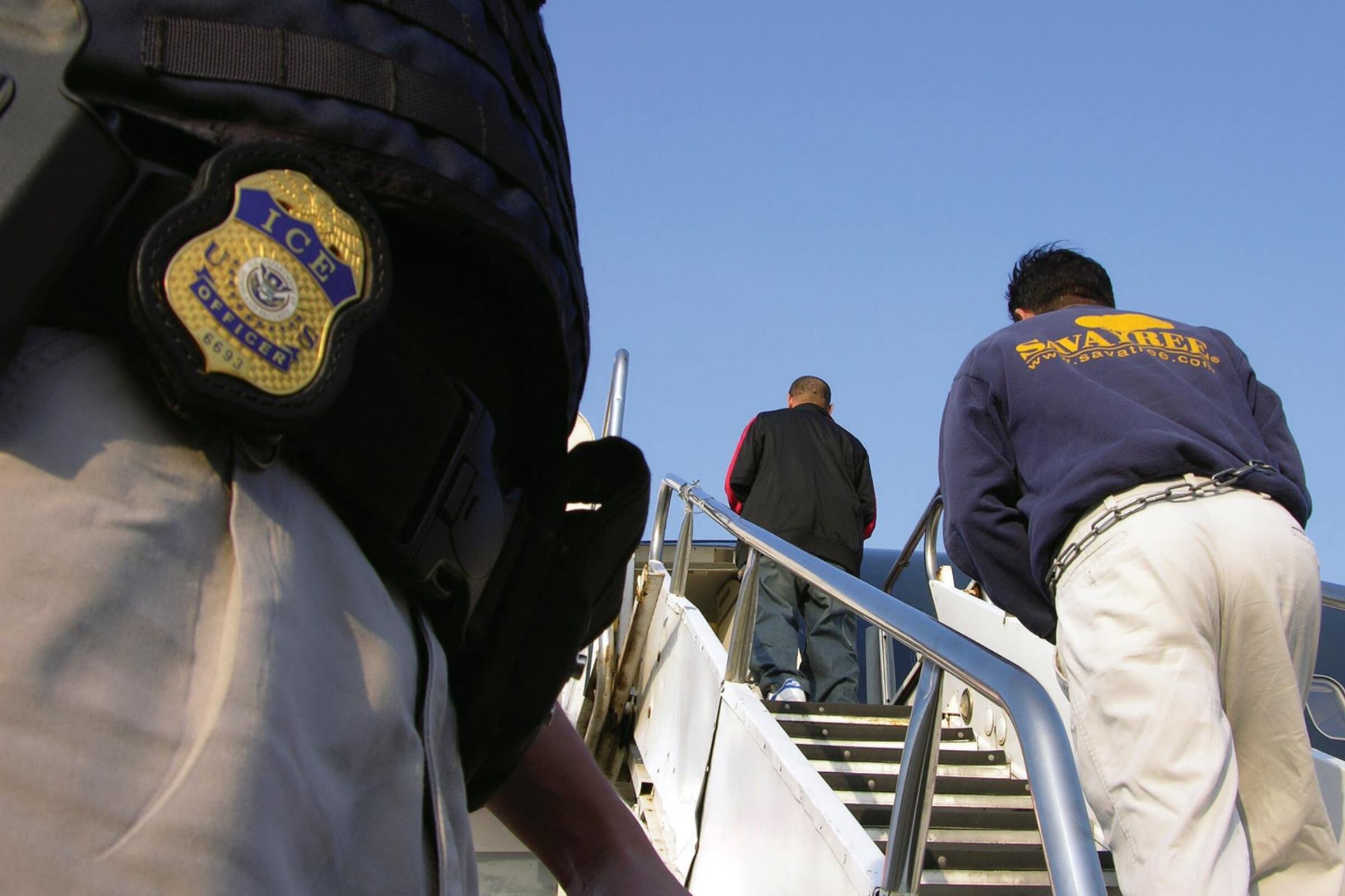 Los viajes de deportación suelen ser de mucha carga emocional para los detenidos, generándoles ansiedad y temor de regresar a su país de origen (Foto: ICE)