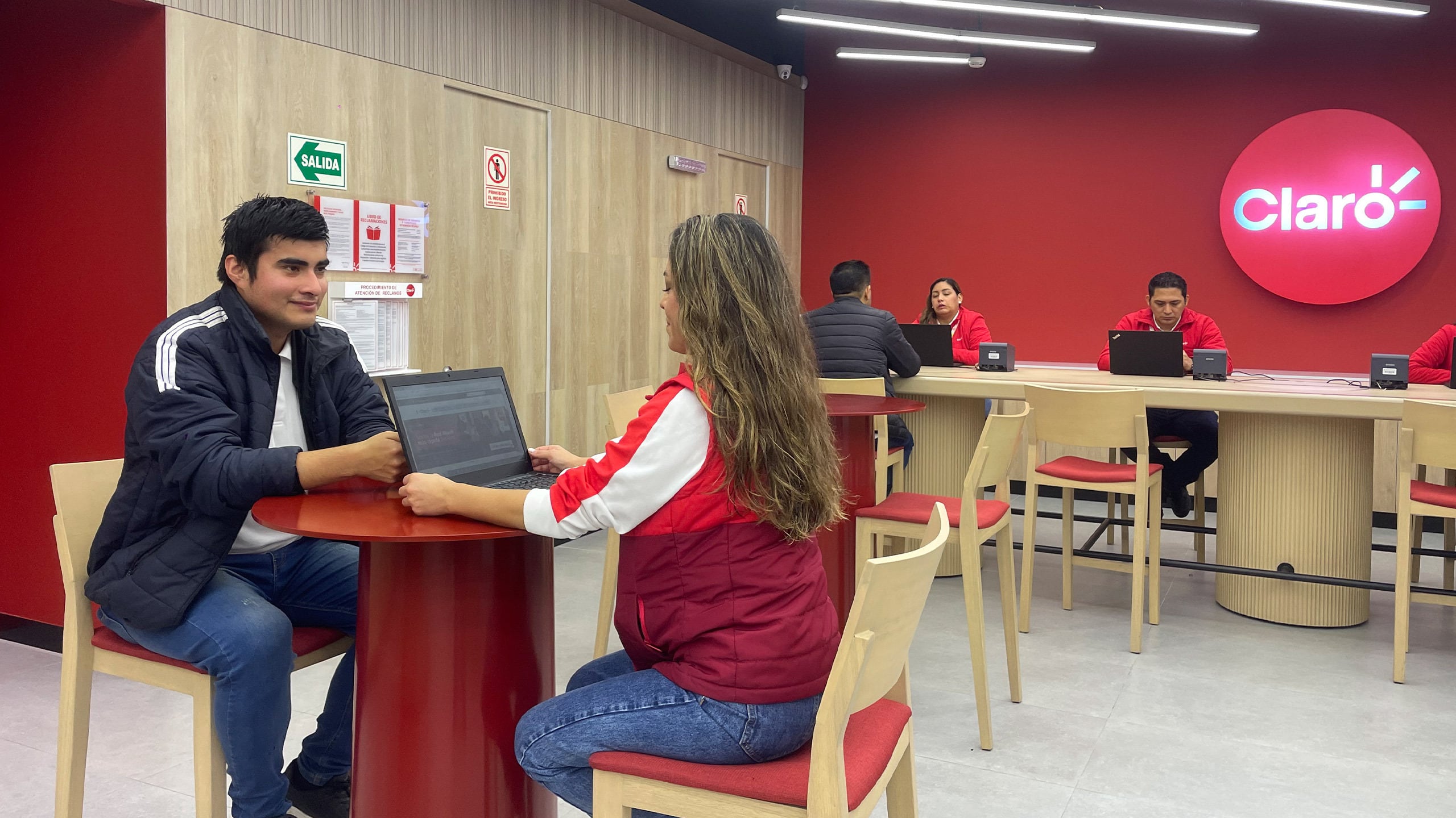 Los ingresos por servicios de línea fija crecieron 9% interanual, mientras que banda ancha y redes corporativas registraron avances de 9.7% y 20.5%, respectivamente, según América Móvil. Foto: Andina