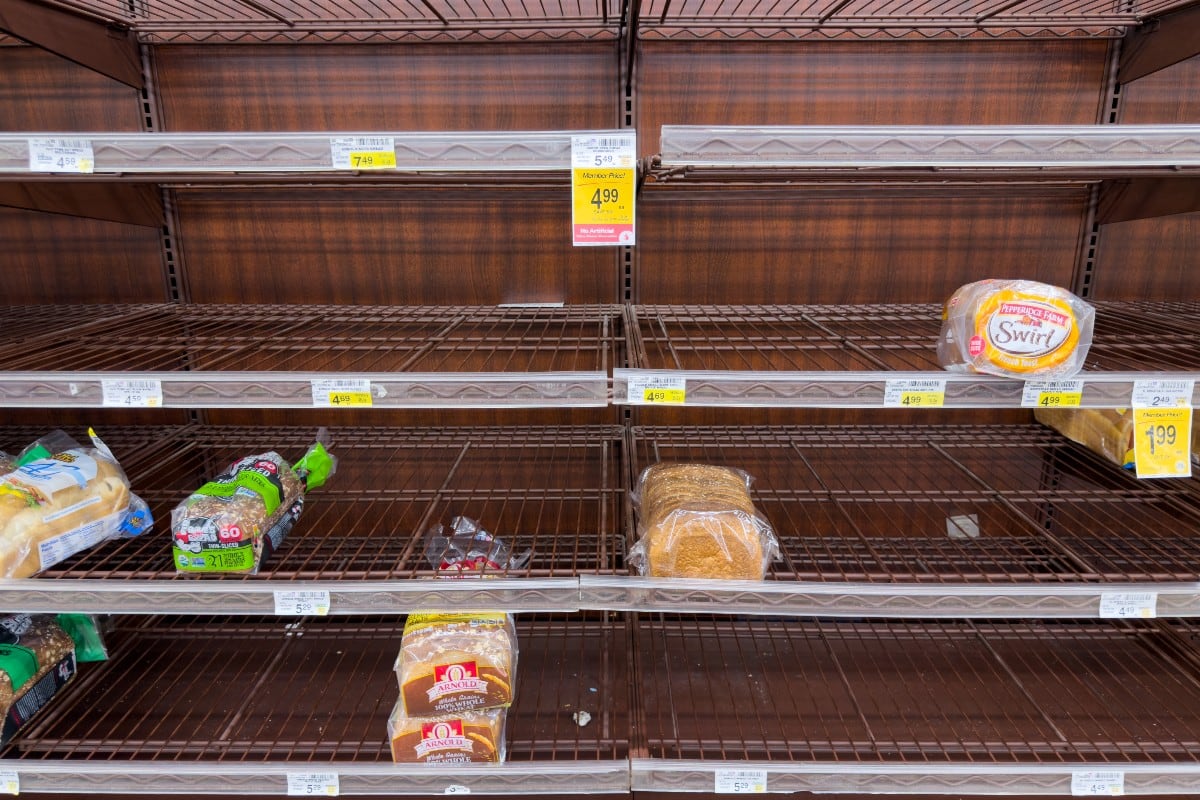 En varias ciudades, los supermercados ya muestran estantes vacíos debido al aumento de las compras de pánico. (Foto: Saul Loeb / AFP)