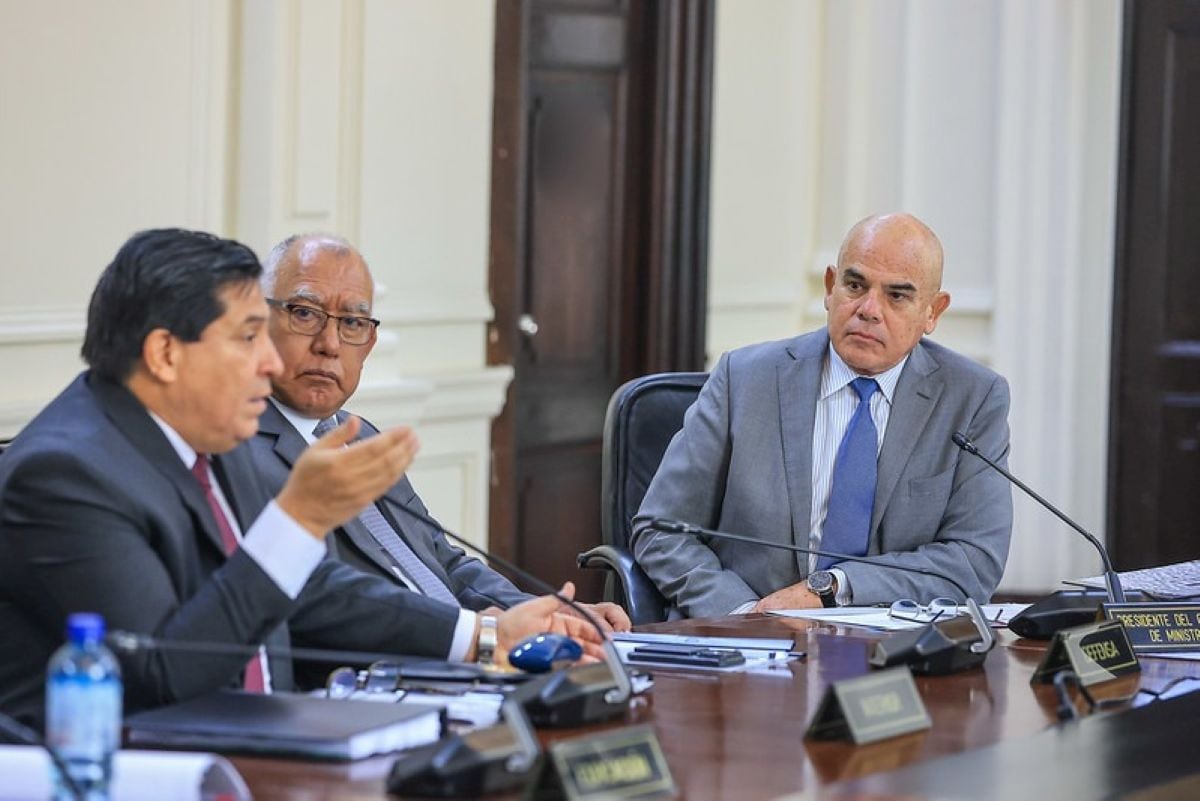 El premier Ernesto Álvarez encabezó la sesión del Consejo de Ministros en la que se aprobaron nueve decretos legislativos. Foto: PCM.
