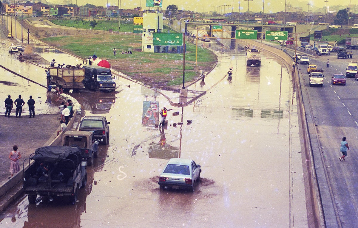 LIMA, 23 DE FEBRERO DE 1998
LA CAIDA DEL HUAICO ORIGINADO EN LA QUEBRADA DE HUAICOLORO INUNDO CALLES Y AVENIDAS HASTA LA ALTURA DEL TREBOL DE CAQUETA.
FOTO: DANTE PIAGGIO / EL COMERCIO