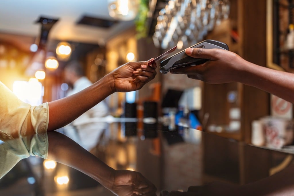 ¿Pagas con tarjeta?: negocios deben informar de recargos adicionales