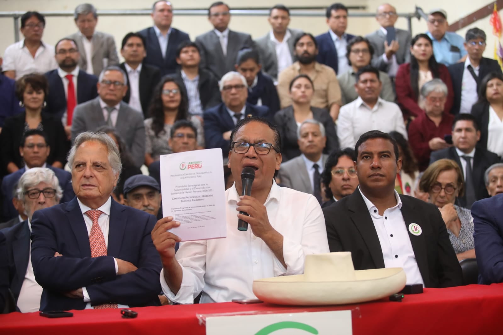 Roberto Sánchez presentó un nuevo programa de gobierno para la segunda vuelta junto a integrantes de su equipo técnico y representantes de agrupaciones aliadas. Foto: Diana Marcelo/GEC.