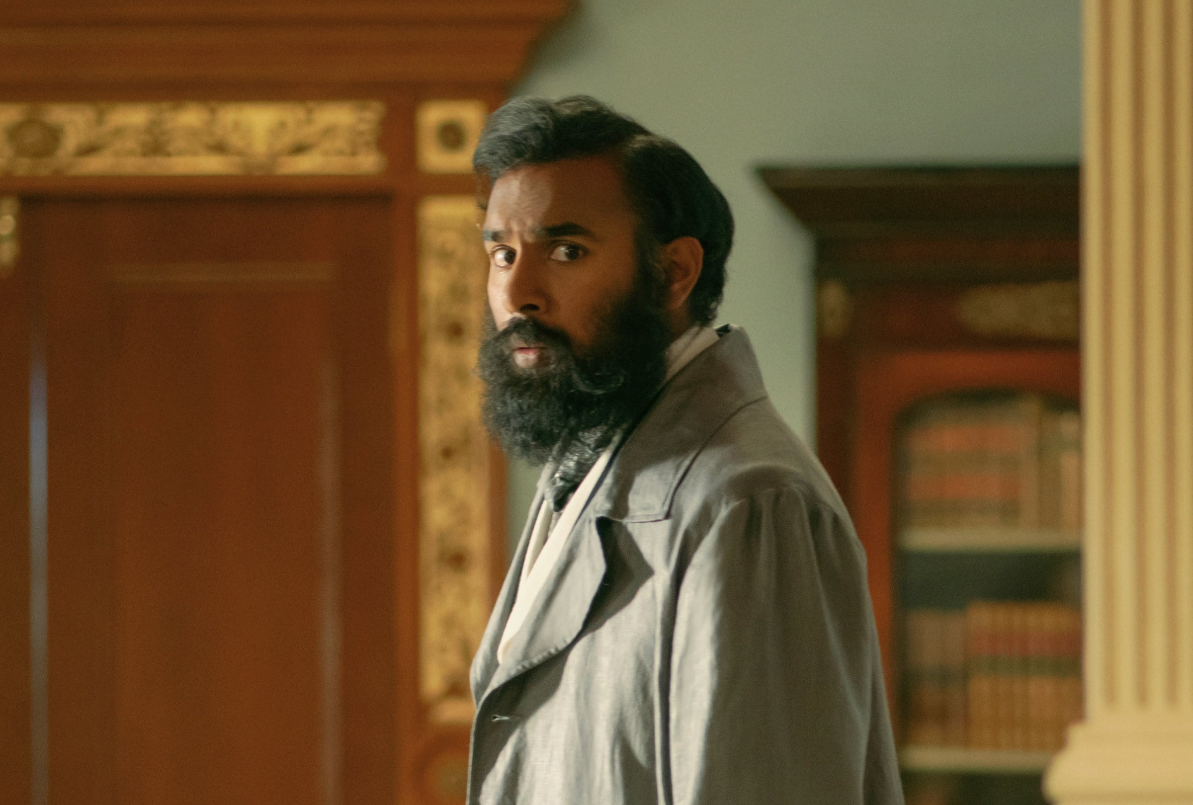 Himesh Patel como el Dr. Watson en una escena de la película "Enola Holmes 3" (Foto: Netflix)