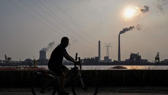 La contaminación atmosférica por PM2,5 procede de la quema de combustibles fósiles y biomasa en sectores como el transporte, los hogares, las centrales eléctricas de carbón, las actividades industriales o los incendios forestales.(Foto: Archivo / Hector RETAMAL / AFP)