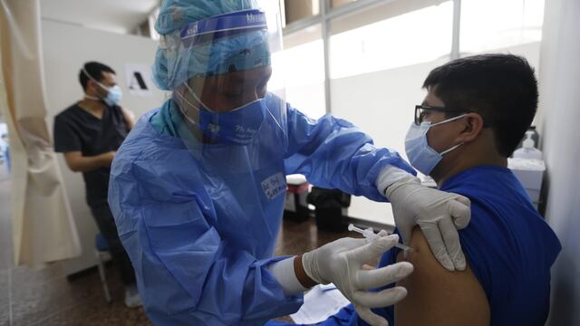 Colegio Médico solicita al Minsa vacunar con una “dosis de refuerzo” a profesionales de salud