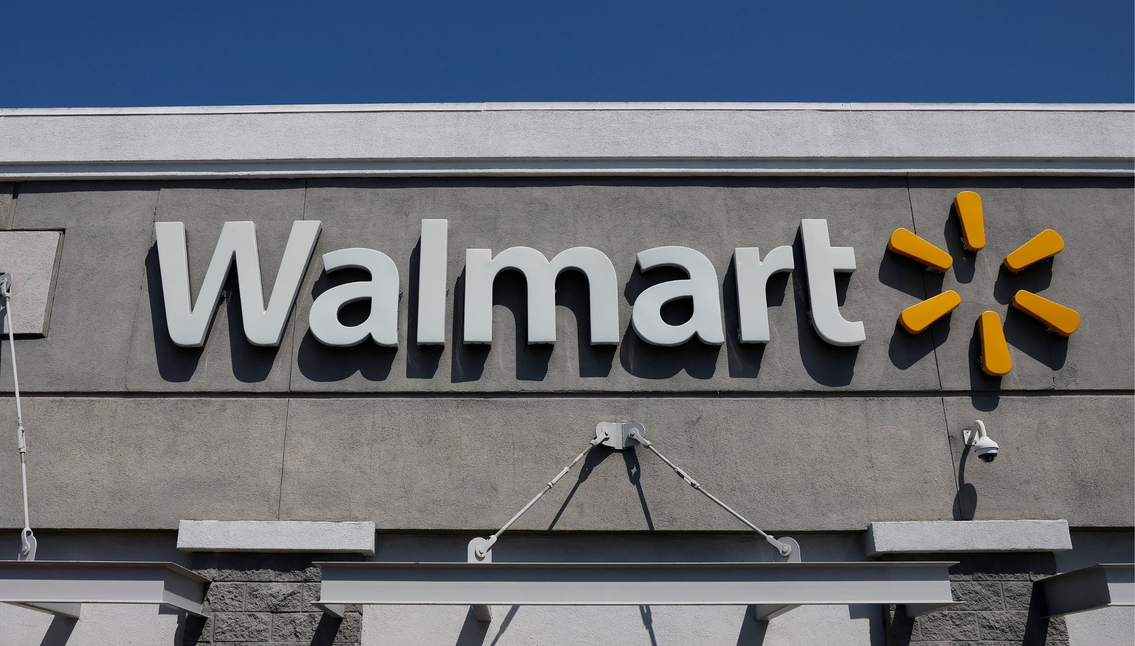 Walmart está priorizando la seguridad de sus clientes con el cambio en una de sus políticas de trabajo (Foto: AFP)