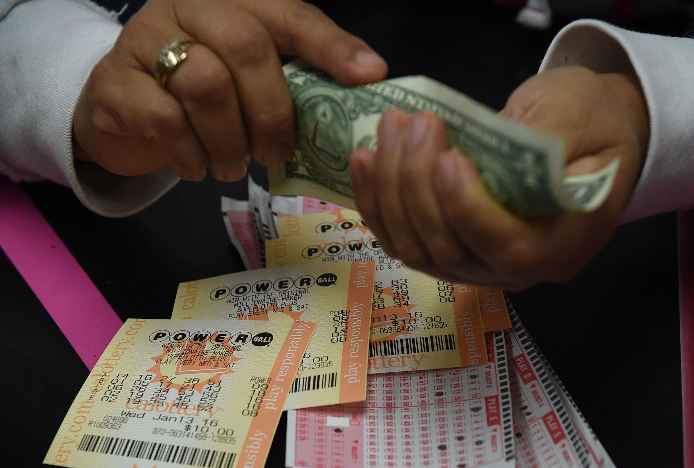 Revisa esta nota para que descubras quién ganó el Powerball hoy, lunes 2 de marzo, en EE.UU. (Foto: MARK RALSTON / AFP)