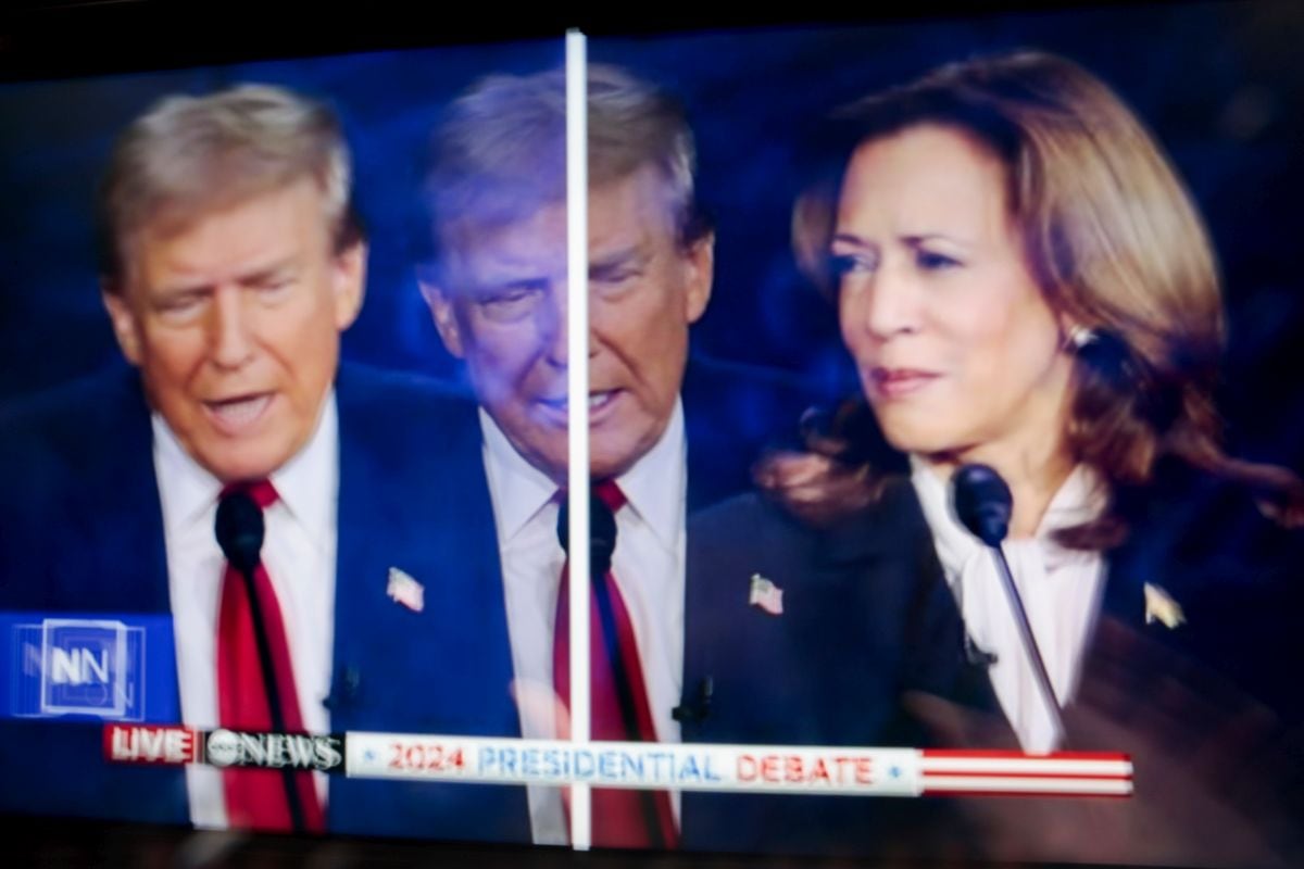 El expresidente estadounidense Donald Trump y la vicepresidenta estadounidense Kamala Harris en la pantalla durante el debate presidencial. Fotógrafo: Hannah Beier/Bloomberg