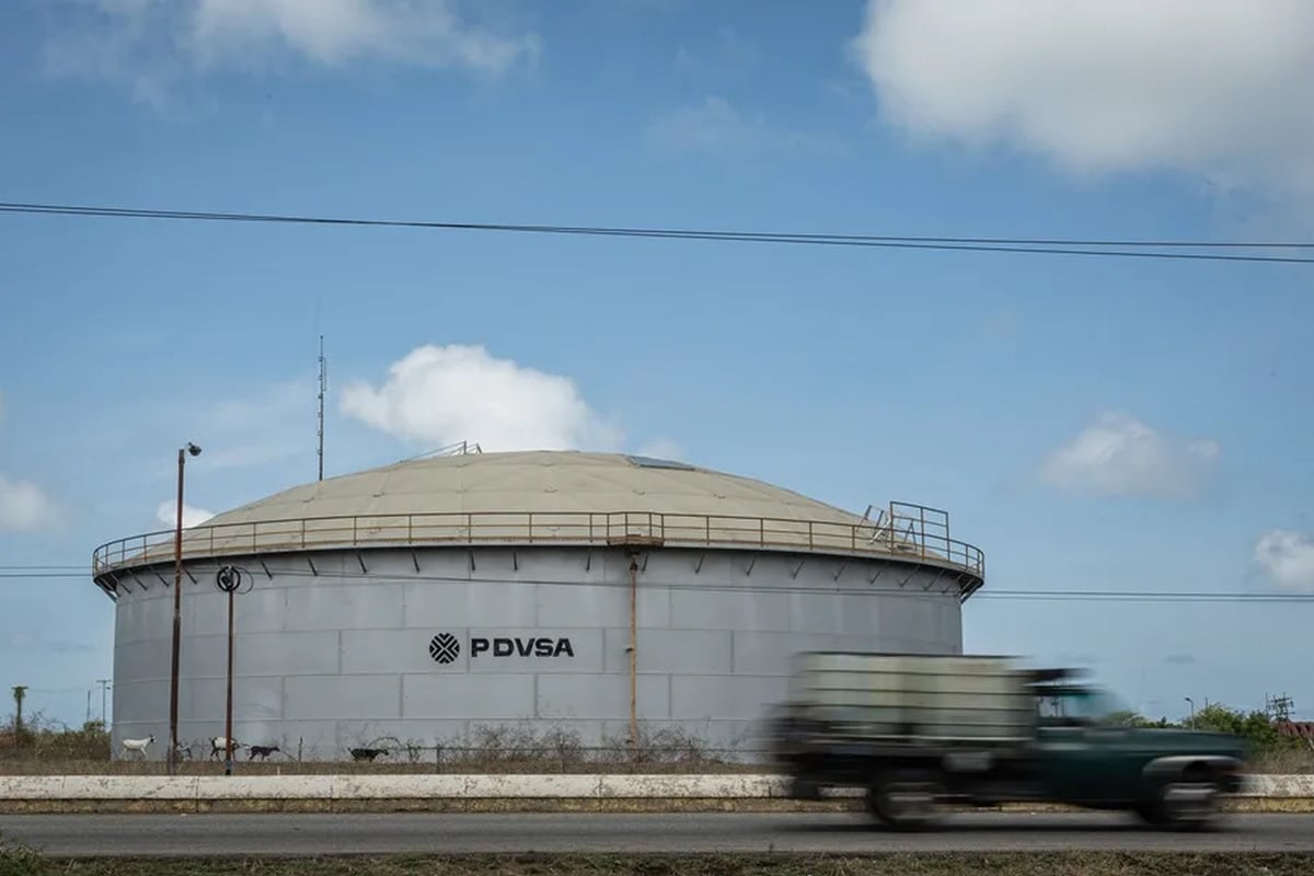 Fotografía de archivo de un tanque de petróleo en Maracaibo (Venezuela). Foto: EFE/ Henry Chirinos