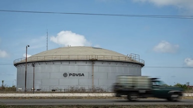 Fotografía de archivo de un tanque de petróleo en Maracaibo (Venezuela). Foto: EFE/ Henry Chirinos