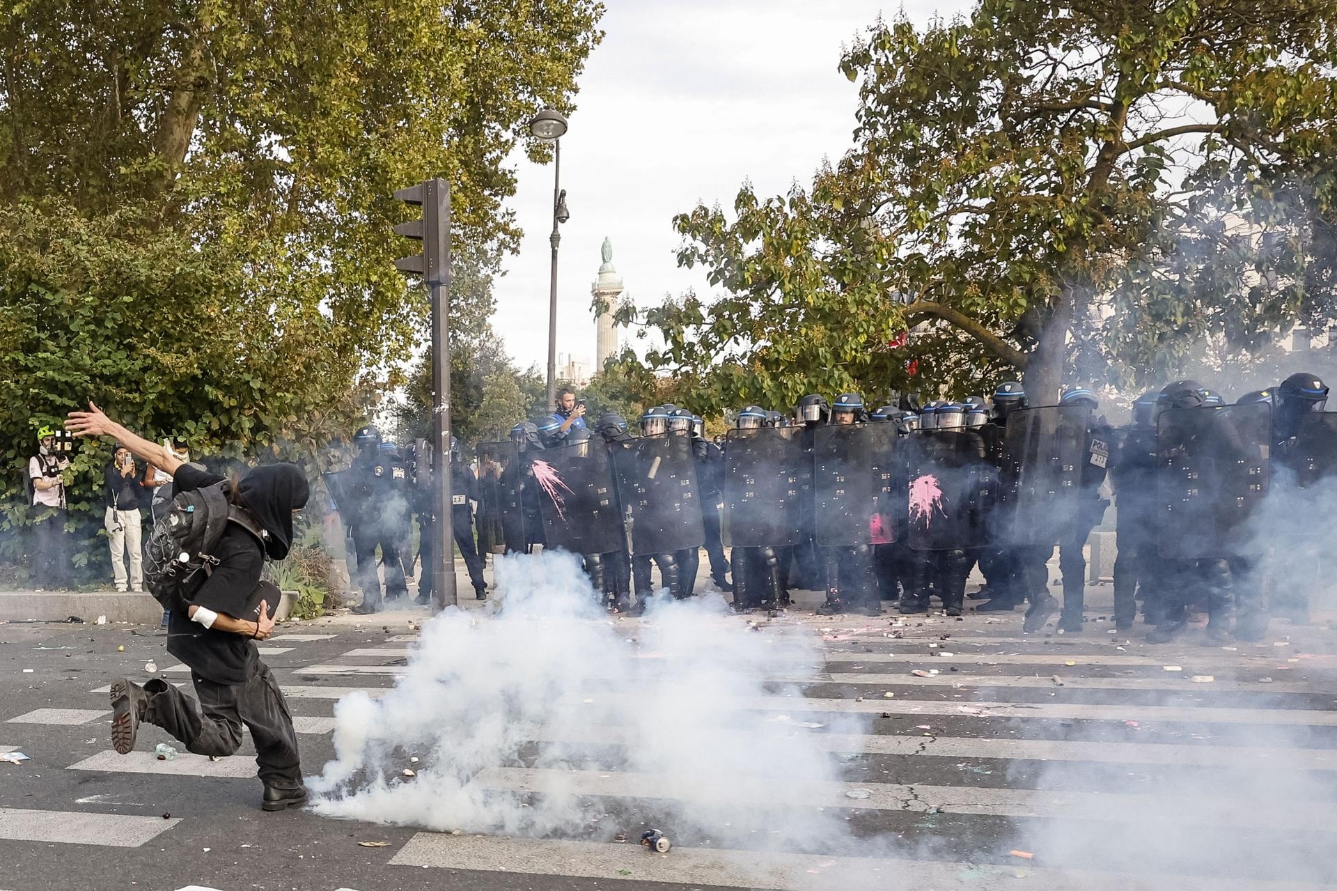 Una persona se enfrenta con al policía durante una manifestación de estudiantes y miembros de sindicatos en París, Francia. (EFE/EPA/MOHAMMED BADRA).