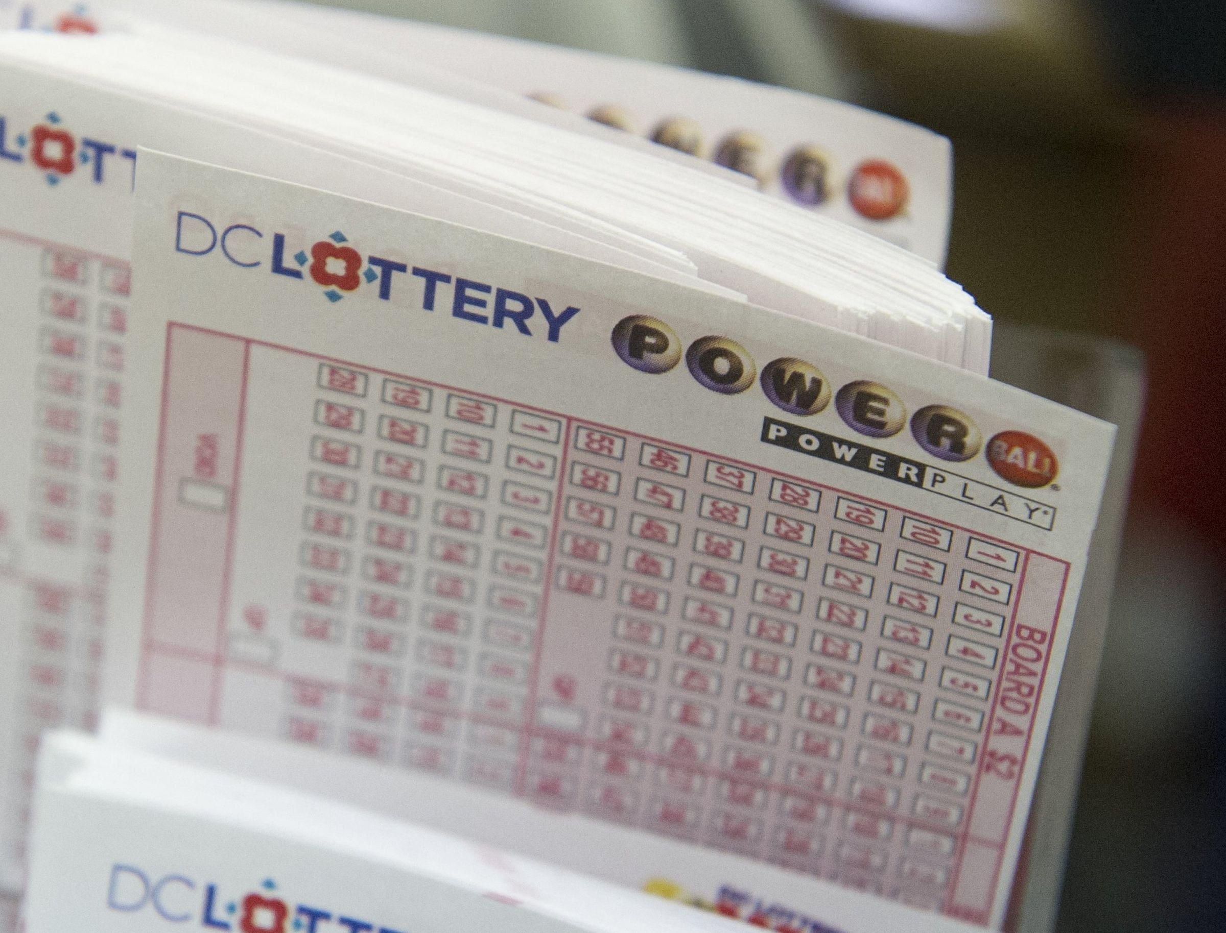 Por lo general, los participantes del Powerball pueden reclamar un premio de hasta $600 en cualquier lotería autorizada de la jurisdicción donde compraron el boleto. (Foto: SAUL LOEB / AFP)