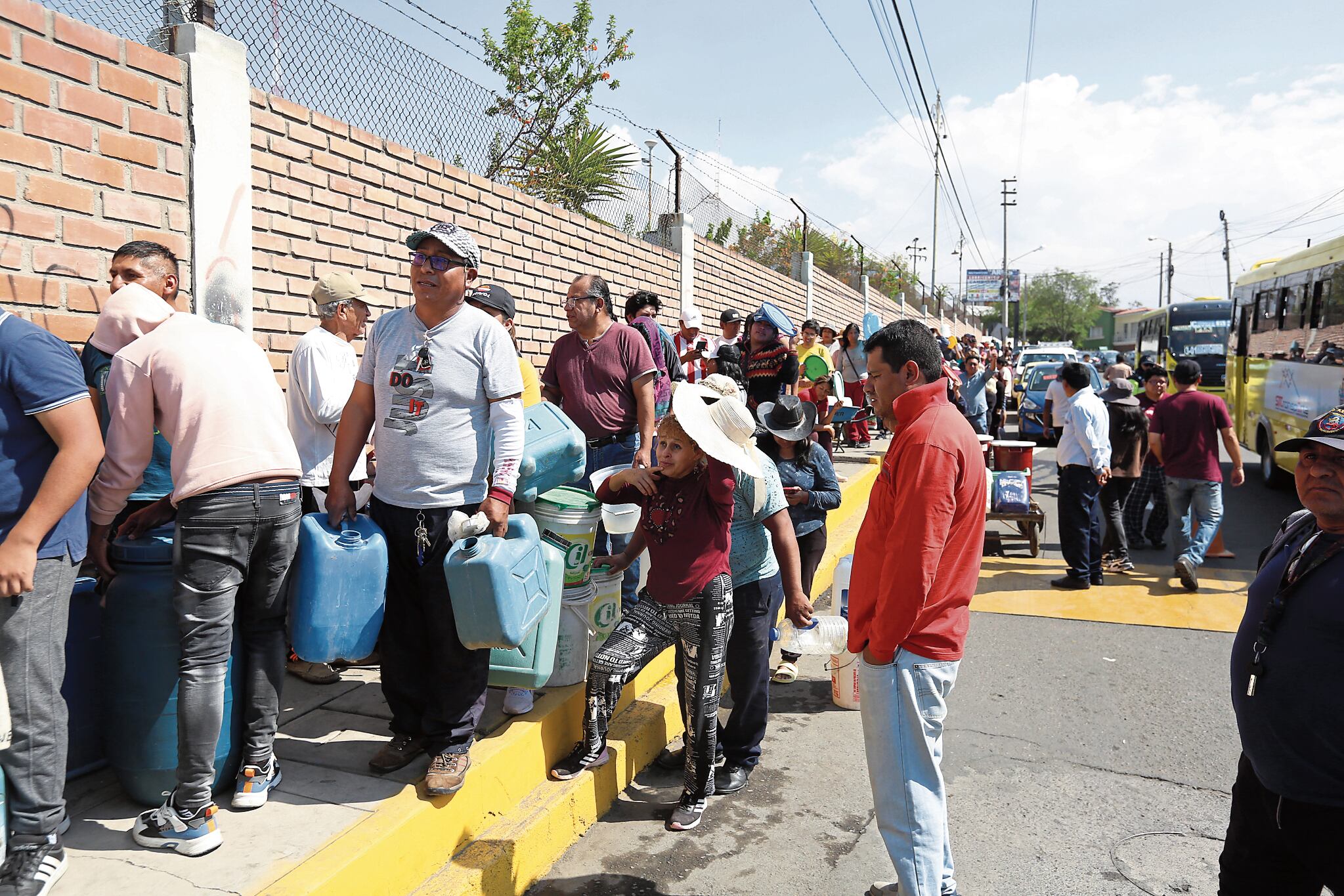 Formaron largas colas en busca de agua para su consumo