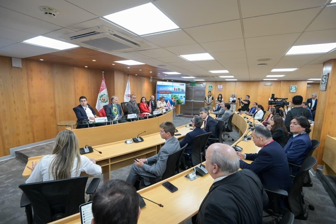 El MTC suscribió convenios para liberalizar rutas, aumentar la conectividad aérea y fortalecer al Perú como hub regional de pasajeros y carga en Sudamérica. MTC