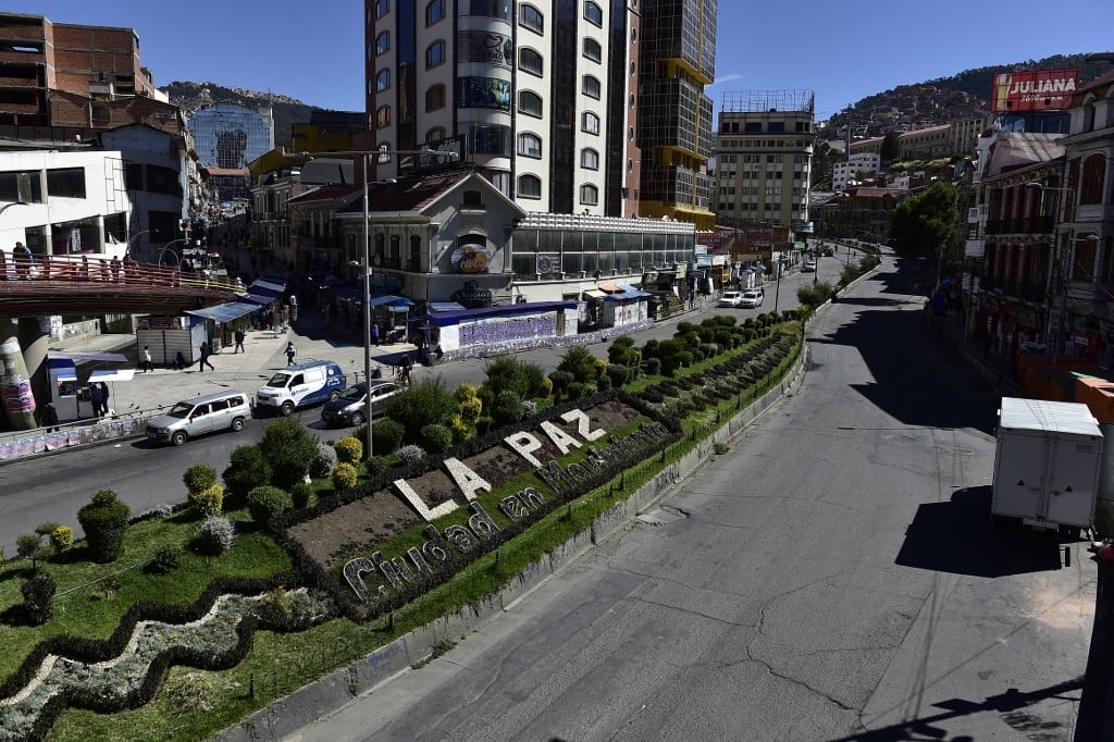 Vista de una calle casi vacía durante una huelga de transporte de 24 horas convocada por la Confederación Boliviana de Conductores en protesta por la mala calidad del petróleo, en La Paz, el 5 de mayo de 2026. Los conductores exigen una compensación económica al gobierno por los daños causados a sus vehículos. (Foto de Jorge Bernal / AFP)