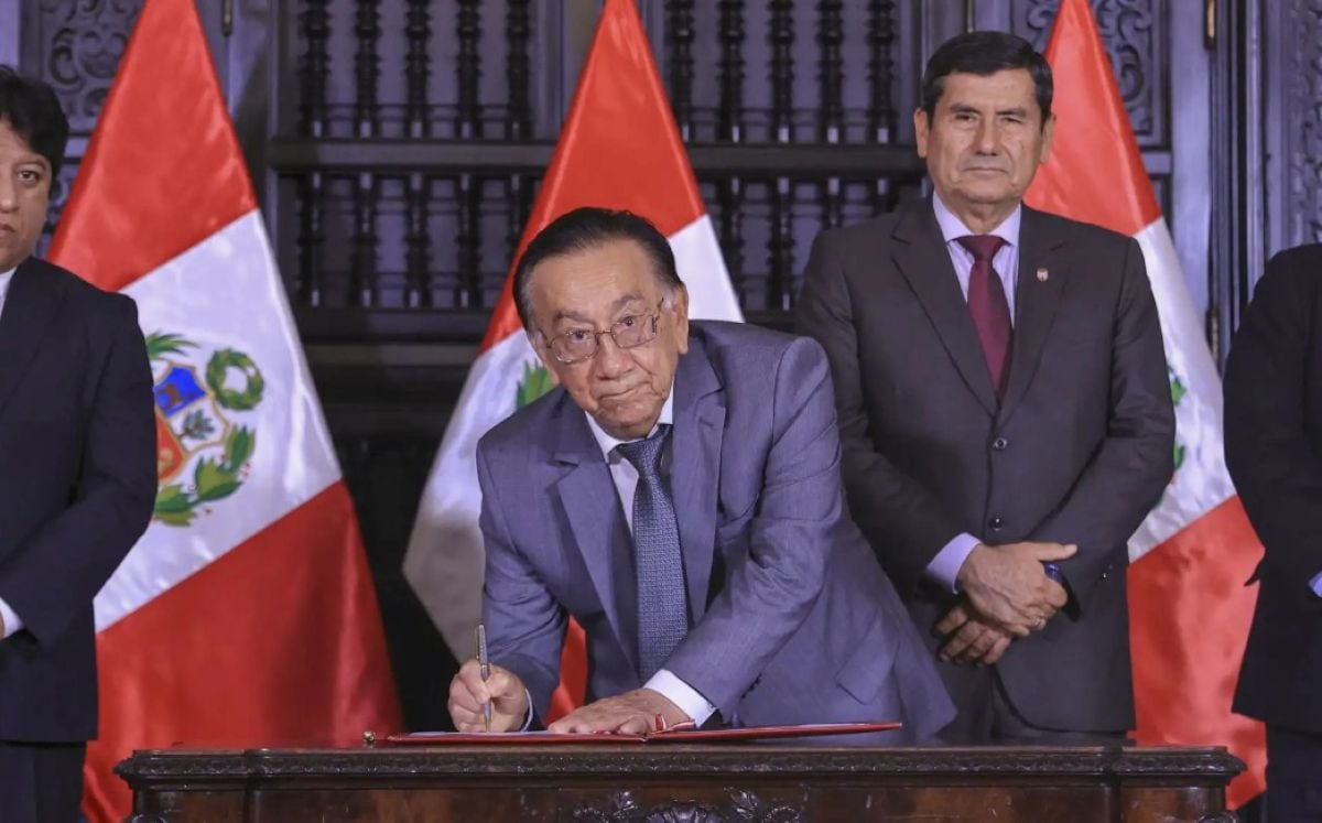 El presidente José María Balcázar promulgó la norma que dispone el uso prioritario de instituciones educativas como locales de votación para la segunda vuelta electoral. Foto: Presidencia.