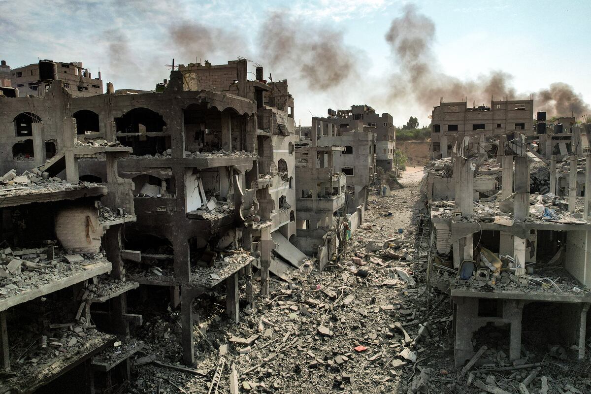 Esta foto del 11 de octubre de 2023 muestra una vista aérea de los edificios destruidos por los ataques aéreos de Israel en el campo de refugiados de Jabalia, en la ciudad de Gaza. (Foto: AFP)