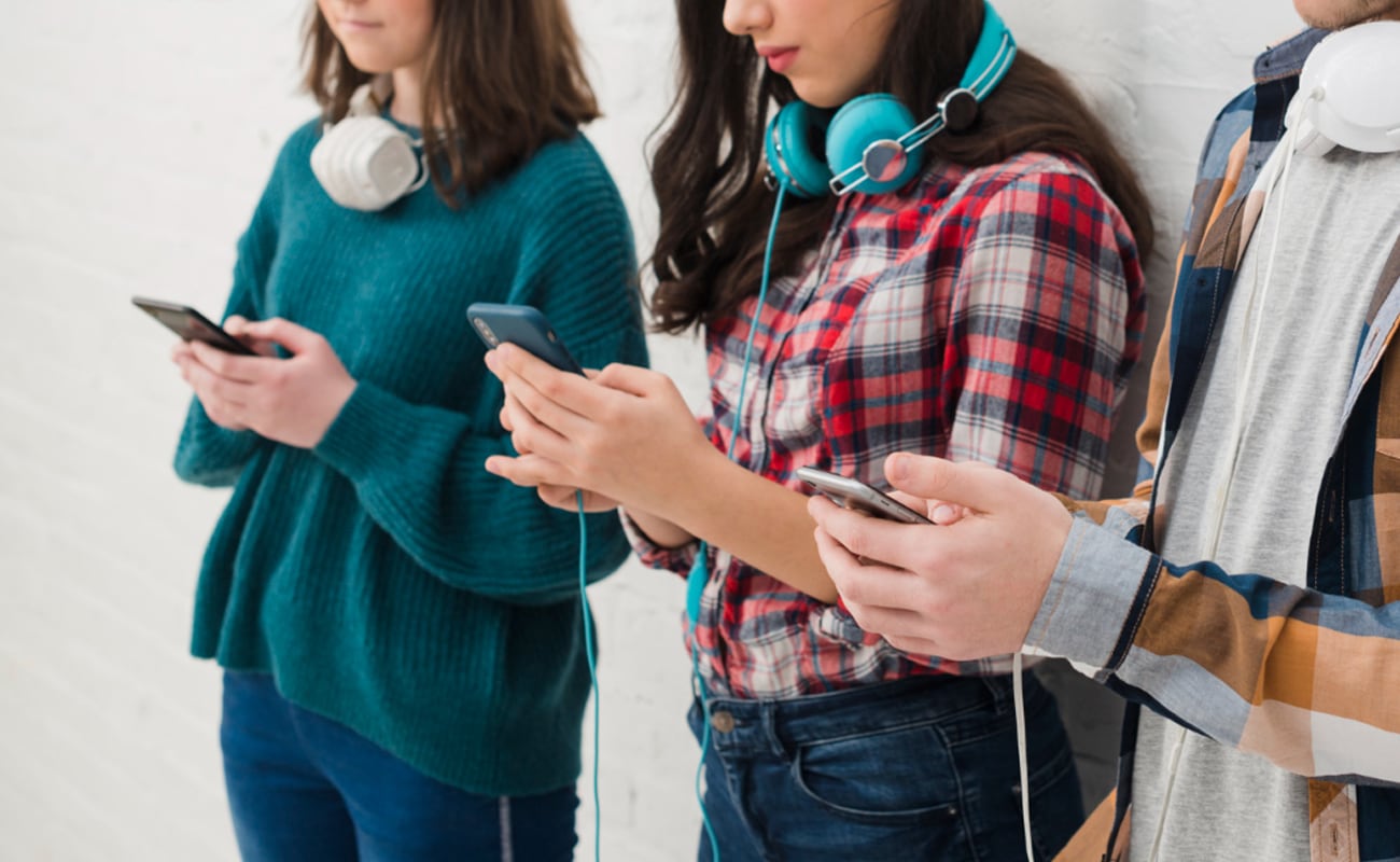 El 46% de los jóvenes considera la opinión de amigos al momento de decidir una compra.