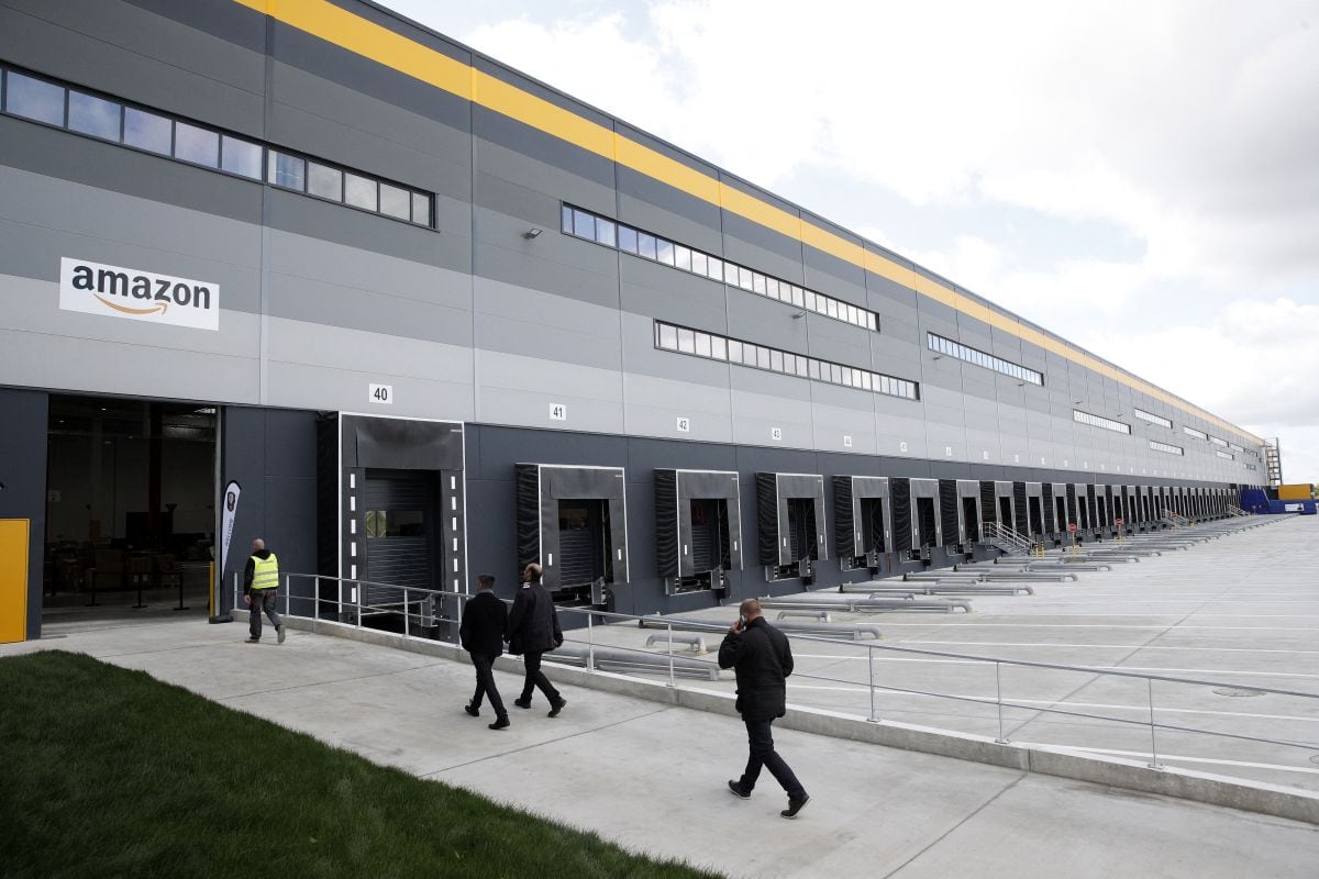 Una vista exterior de la fábrica de Amazon en Boves, cerca de Amiens, en el norte de Francia. (Foto de Yoan VALAT / POOL / AFP)