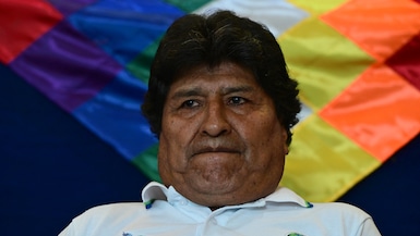 El expresidente de Bolivia Evo Morales gesticula durante una reunión previa a la votación en la segunda vuelta de las elecciones presidenciales, en Villa 14 de Septiembre, región de Chapare, el 19 de octubre de 2025. (Foto de ERNESTO BENAVIDES / AFP).