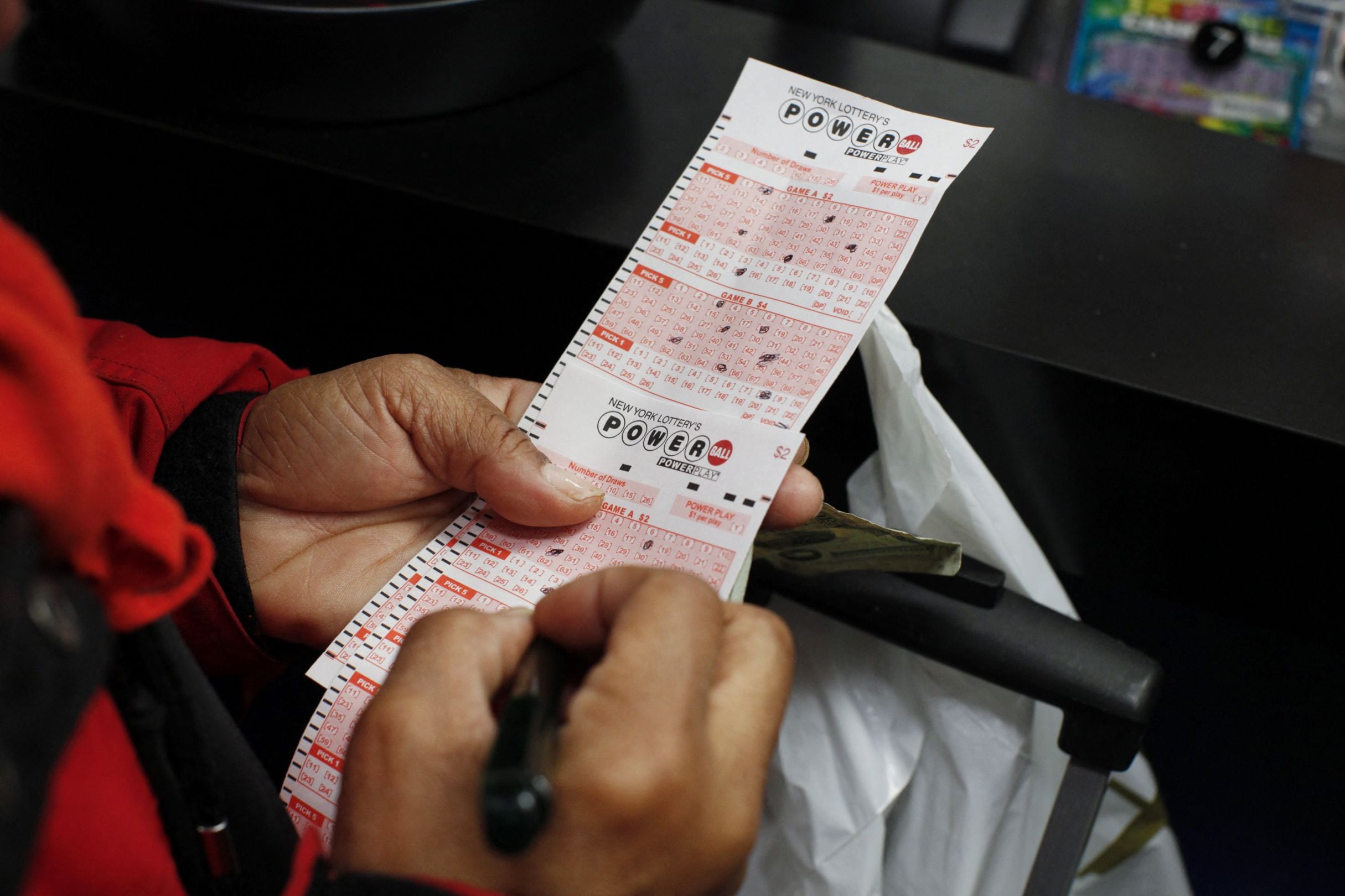 Por lo general, los participantes del Powerball pueden reclamar un premio de hasta $600 en cualquier lotería autorizada de la jurisdicción donde compraron el boleto. (Foto: KENA BETANCUR / AFP)