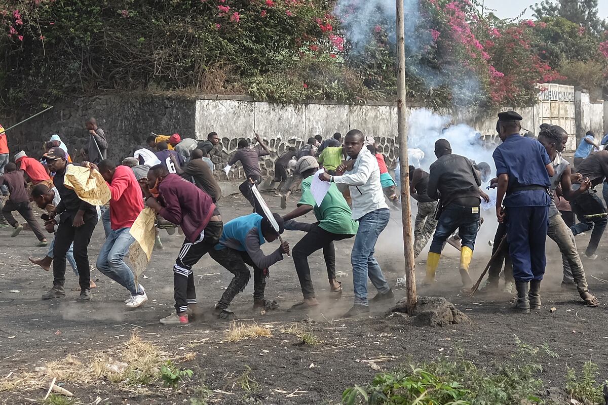 Los manifestantes chocan con la policía durante una protesta contra la fuerza de mantenimiento de la paz de las Naciones Unidas (MONUSCO) desplegada en la República Democrática del Congo en Sake, a unos 24 kilómetros (15 millas) al oeste de Goma.