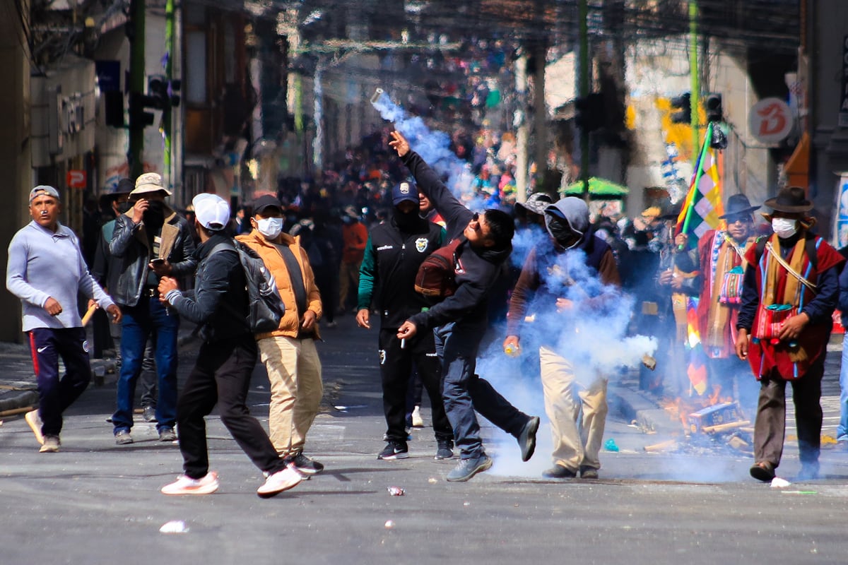 Las protestas en Bolivia comenzaron por reclamos sobre tierras y salarios, pero derivaron en pedidos de renuncia contra el presidente Rodrigo Paz. Foto: Gabriel Márquez / EFE.