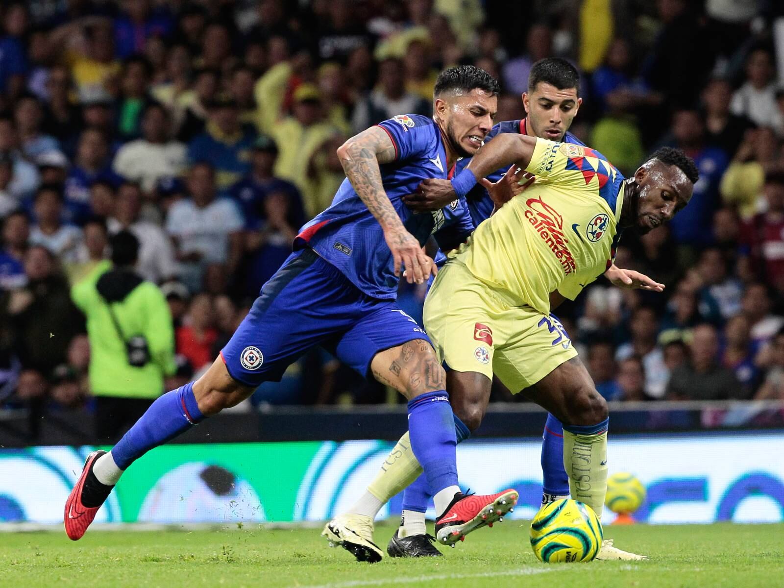 Cruz Azul y América decidirán al campeón del Torneo Clausura este domingo 26 de mayo en el Estadio Azteca. (Foto: AFP)