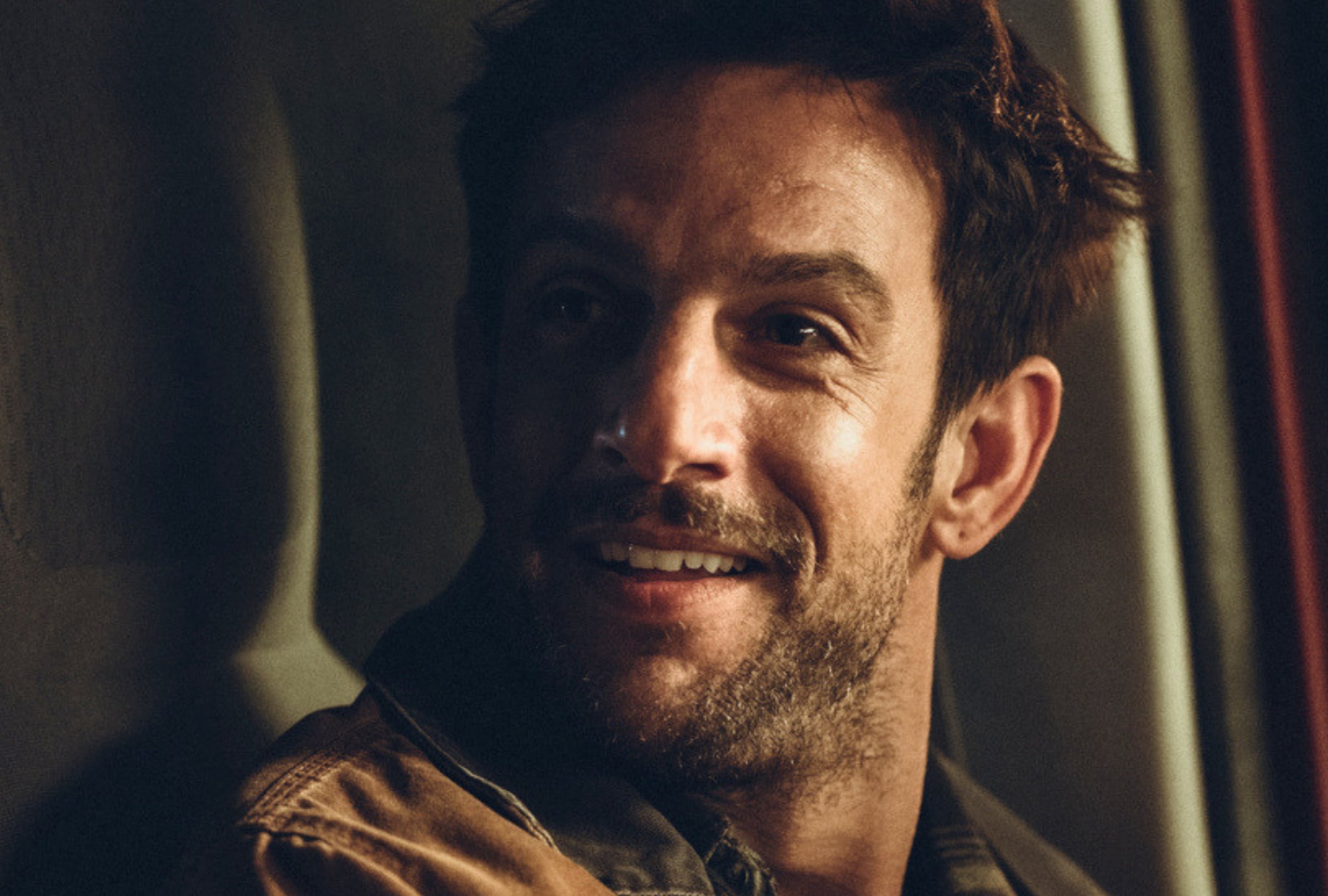 Joaquín Ferreira como Ray en una escena de la película española "Enfrentados: Marfil" (Foto: Pokeepsie Films / Prime Video)