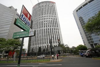 La vacancia de oficinas prime podría caer por debajo del 8% al cierre del año. La menor disponibilidad dificulta encontrar superficies amplias de forma inmediata y podría presionar los precios de alquiler. Foto: Andina