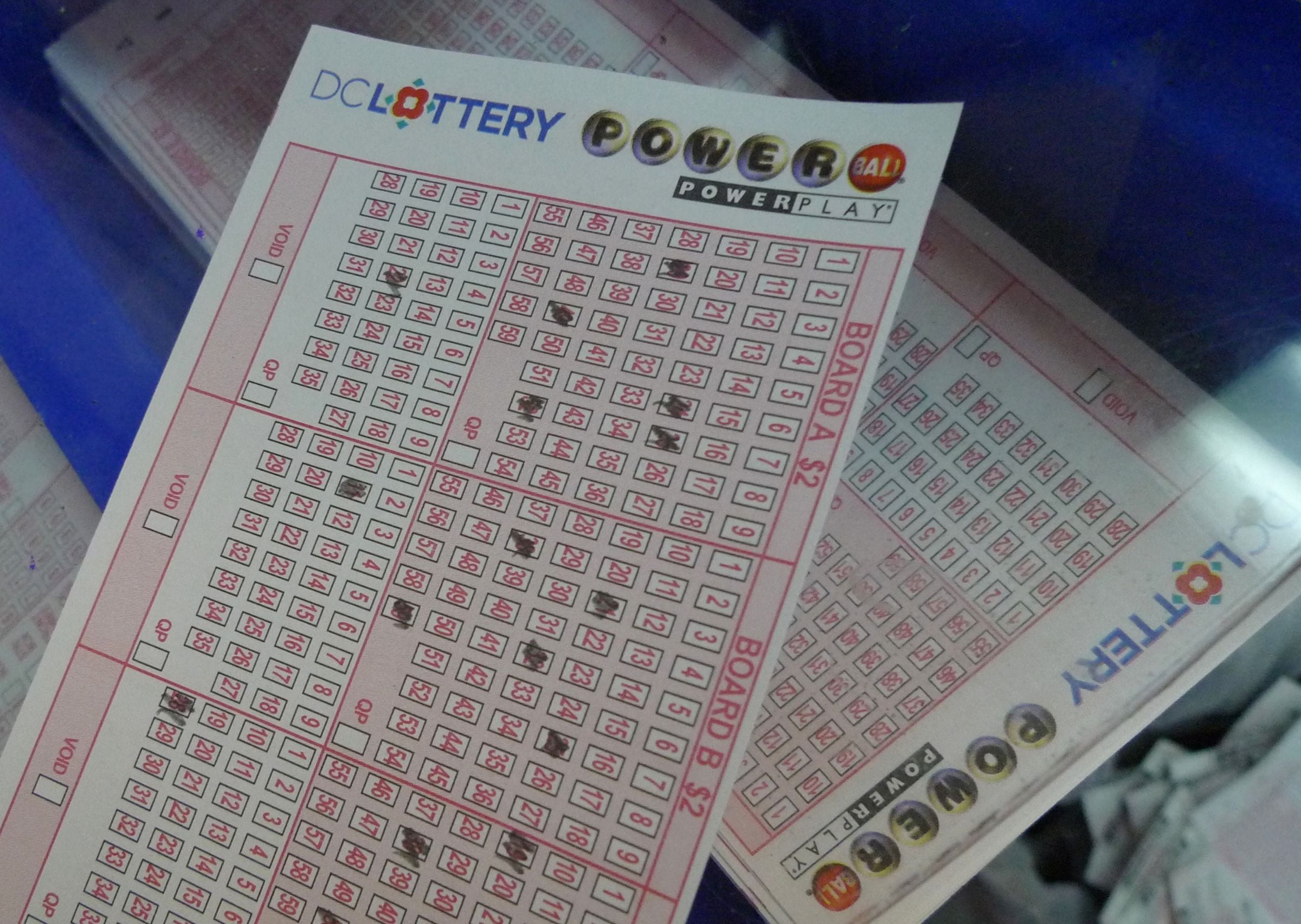 Por lo general, los participantes del Powerball pueden reclamar un premio de hasta $600 en cualquier lotería autorizada de la jurisdicción donde compraron el boleto. (Foto: MANDEL NGAN / AFP)