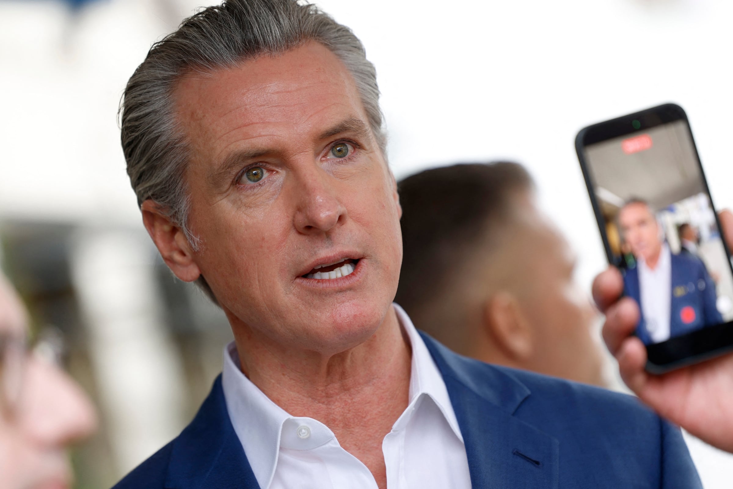 Gavin Newsom, gobernador de California, firmó el proyecto en 2025 y entrará en vigor el 1 de julio de este año (Foto: AFP)