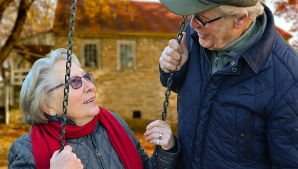 Dos adultos inscritos en el Seguro Social de los Estados Unidos que disfrutan de su jubilación. El último pago de marzo será efectuado el miércoles 27 (Foto: Pexels)