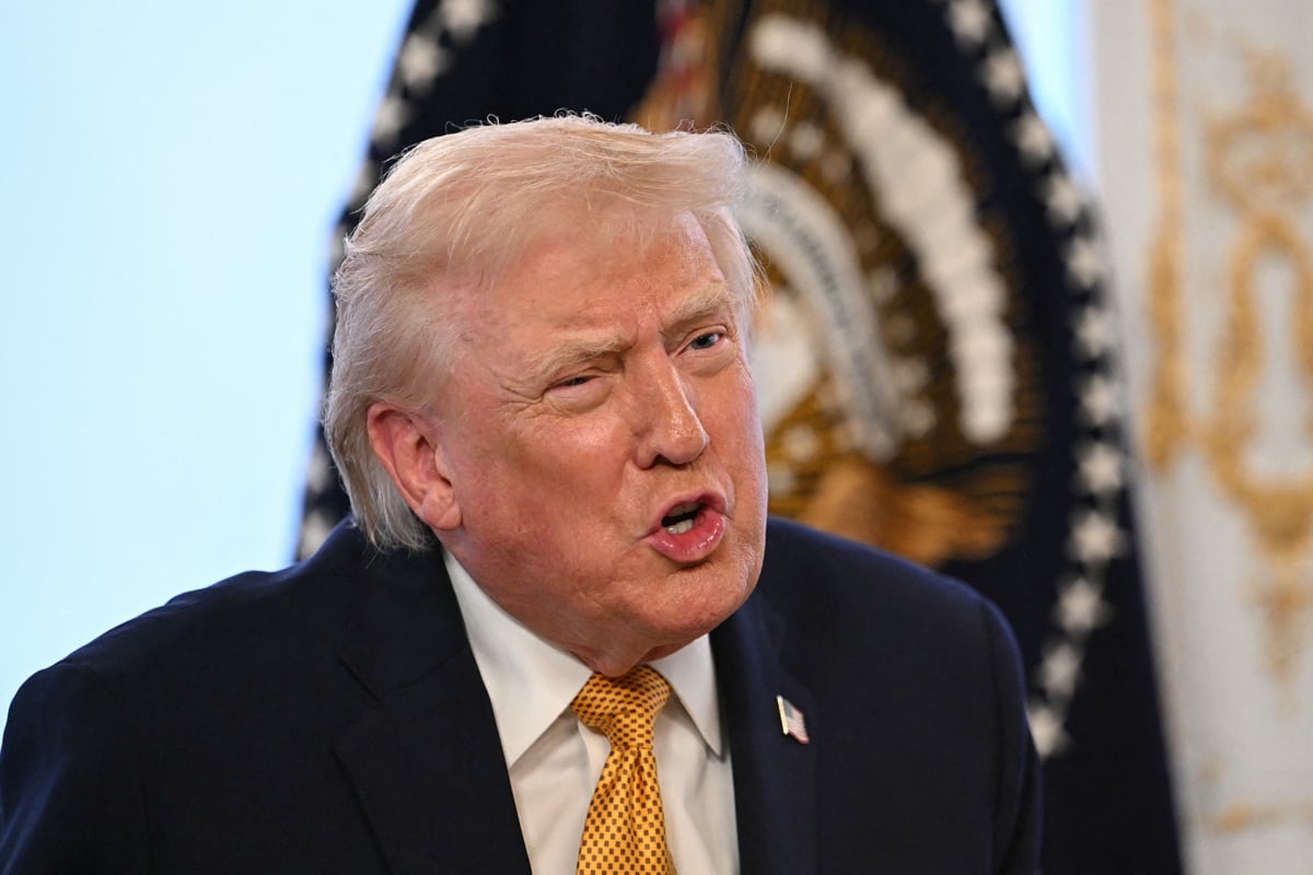 El presidente de Estados Unidos, Donald Trump, participa en llamadas a miembros del servicio militar estadounidense, en Nochebuena, desde el club Mar-a-Lago en Palm Beach, Florida, el 24 de diciembre de 2025. (ANDREW CABALLERO-REYNOLDS / AFP)