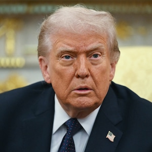 El presidente de Estados Unidos, Donald Trump, observa durante una reunión con el canciller de Alemania, Friedrich Merz, en el Despacho Oval de la Casa Blanca, el 3 de marzo de 2026. (Foto de Andrew Caballero-Reynolds / AFP).