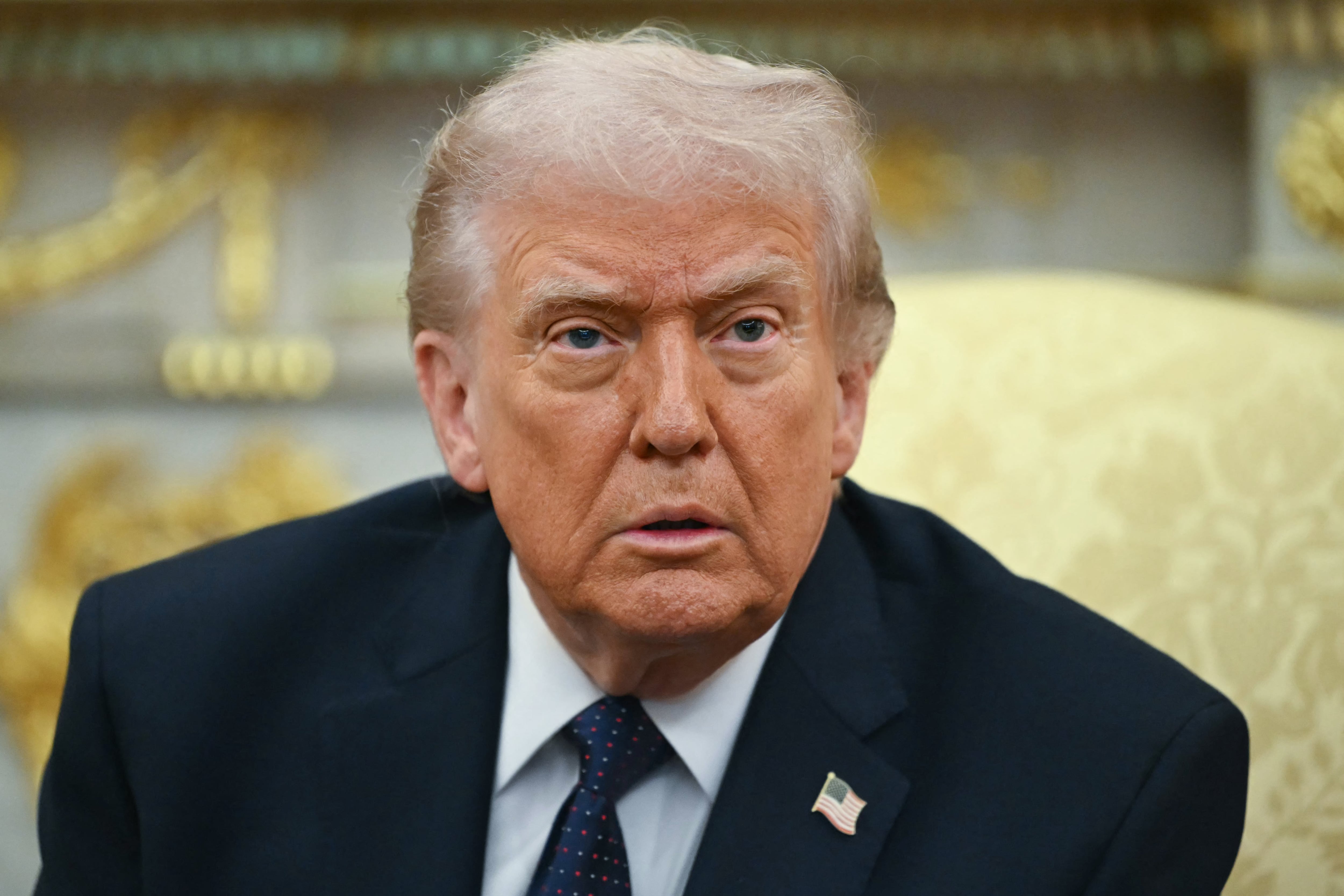 Donald Trump está destruyendo de forma grandilocuente la credibilidad de EE.UU. como líder geoeconómico. En la foto, Trump observa durante una reunión con el canciller de Alemania, Friedrich Merz, en el Despacho Oval de la Casa Blanca, el 3 de marzo de 2026. (Foto de Andrew Caballero-Reynolds / AFP).