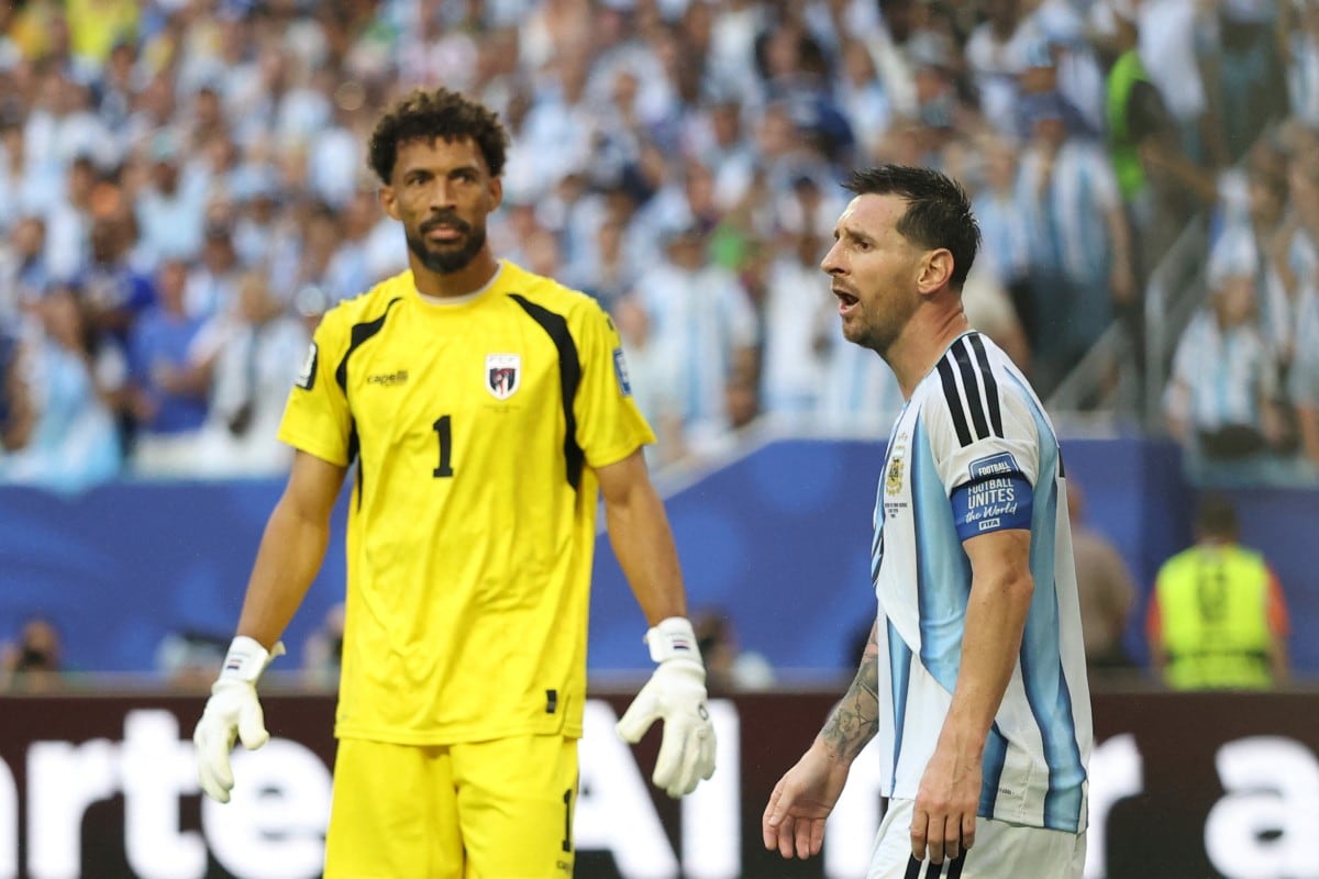 El delantero argentino Lionel Messi, número 10, hace un gesto junto al portero caboverdiano Vozinha, número 1, durante el partido de dieciseisavos de final del Mundial de 2026 entre Argentina y Cabo Verde en el Miami Stadium de Miami Gardens el 3 de julio de 2026. (Foto de PATRICIA DE MELO MOREIRA / AFP)