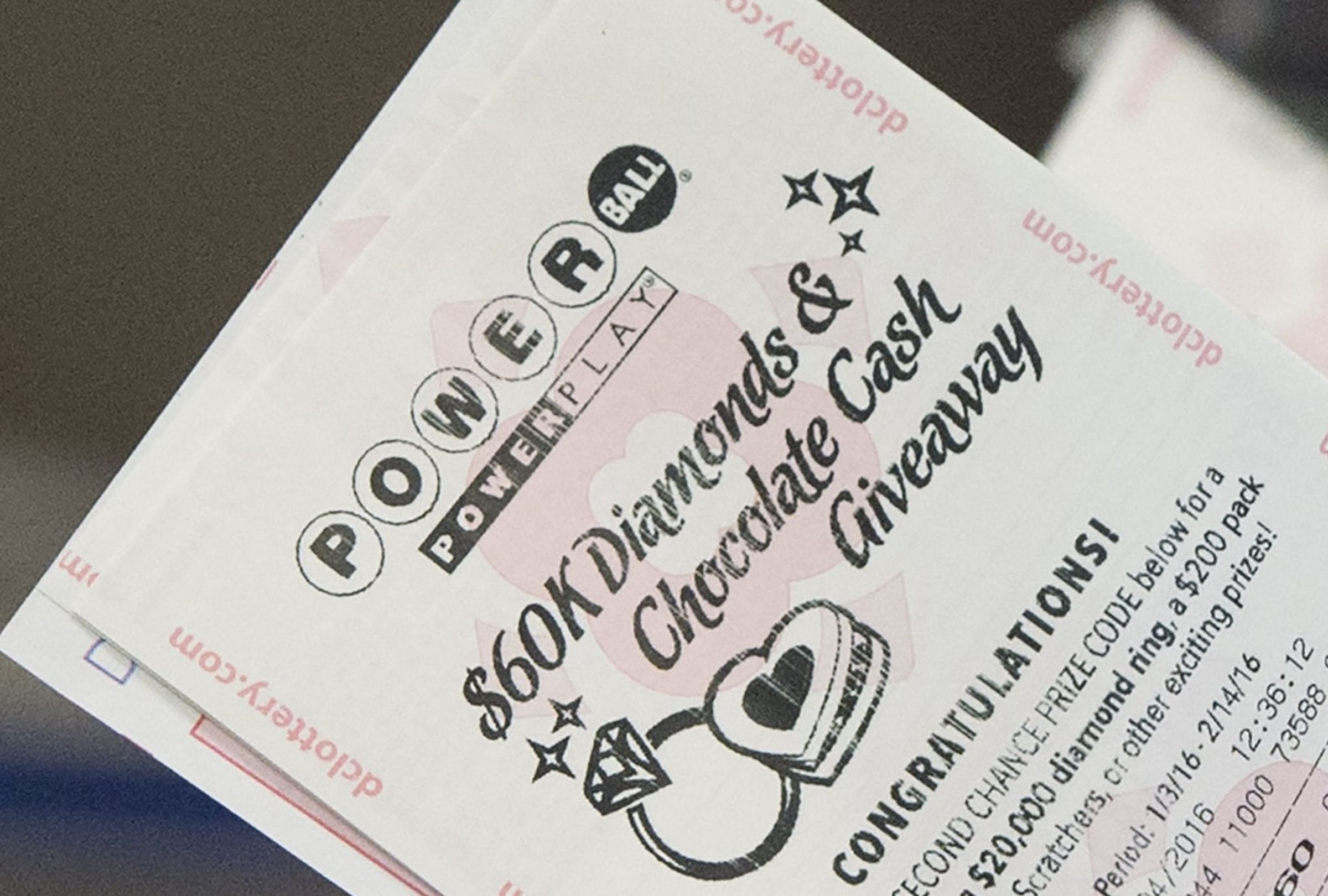 En esta nota conocerás los resultados del sorteo del Powerball del miércoles 22 de abril y descubrir si alguien se quedó con el premio mayor. (Foto: SAUL LOEB / AFP)